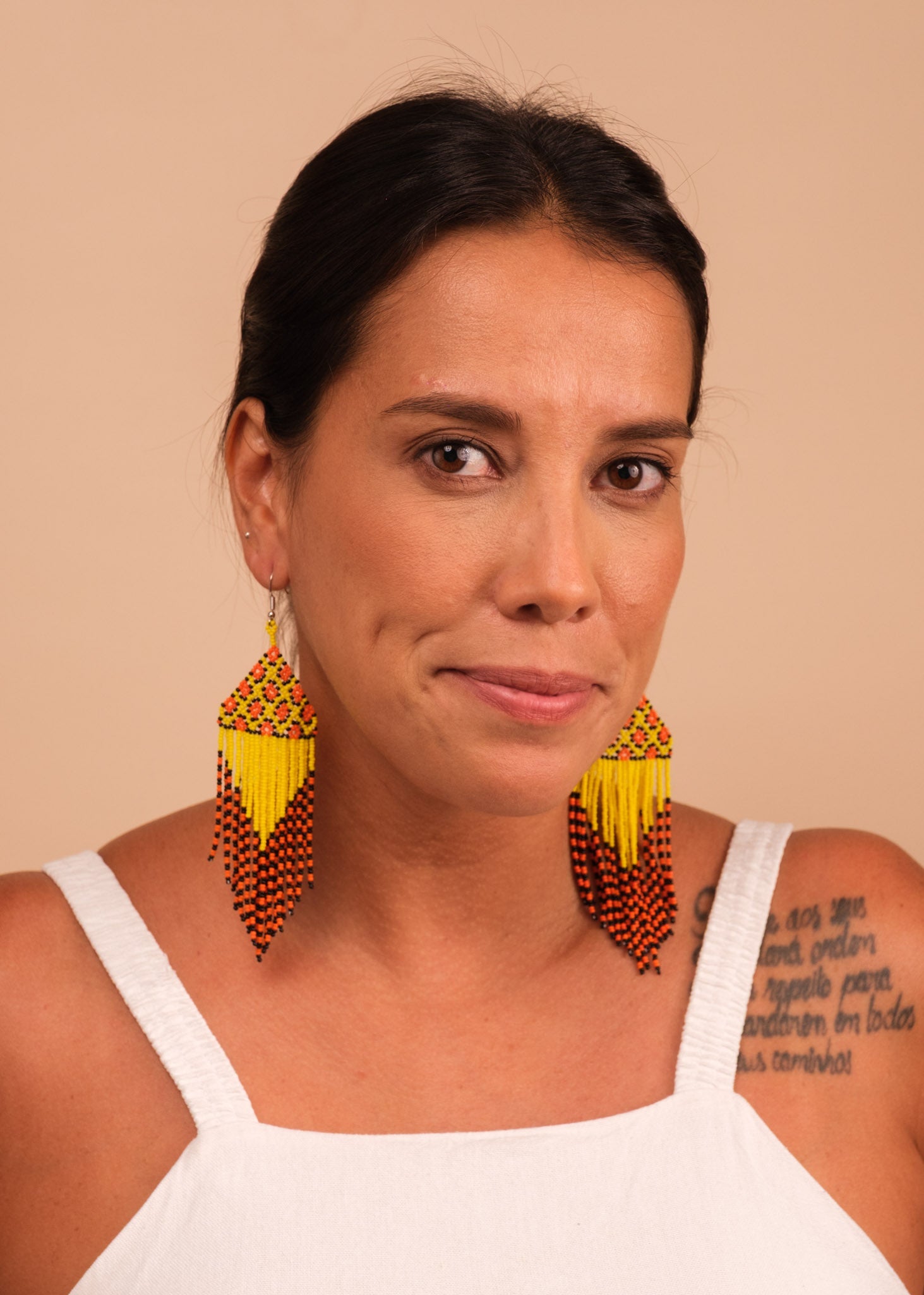Brincos miçangas laranja, amarelo e preto feitos pelo povo Kayapó, artesanato indígena brasileiro 