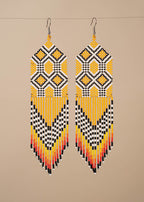 Brincos de miçangas amarelo, branco e preto feitos pelo povo Kayapó, artesanato indígena brasileiro 