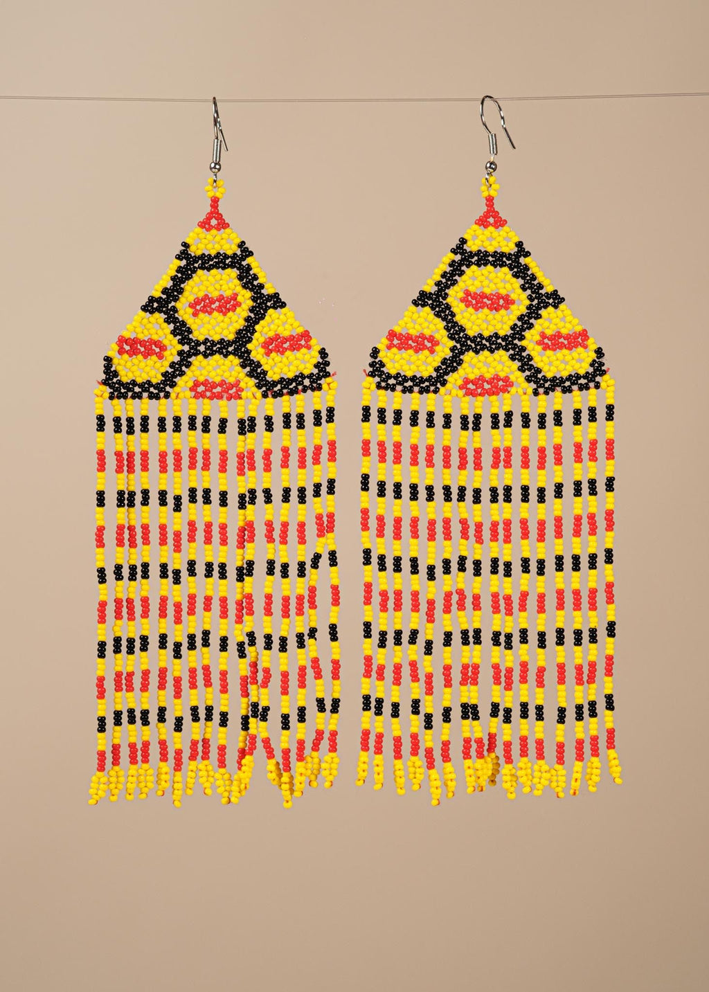 Brincos de miçangas amarelo, vermelho e preto feitos pelo povo Kayapó, artesanato indígena brasileiro 