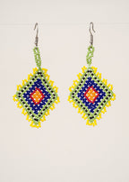 Brincos de miçangas verde, azul e amarelo feitos pelo povo Krahô, artesanato indígena brasileiro 