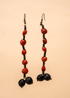 Brincos de sementes marrom, preto e vermelho feitos pelo povo Suruí, artesanato indígena brasileiro 