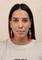 Brincos de miçangas azul, branco e vermelho feito pelo povo Warao, artesanato indígena brasileiro 