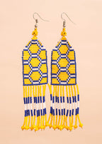 Brincos de miçangas azul, branco e amarelo feita pelo povo Waurá, artesanato indígena brasileiro