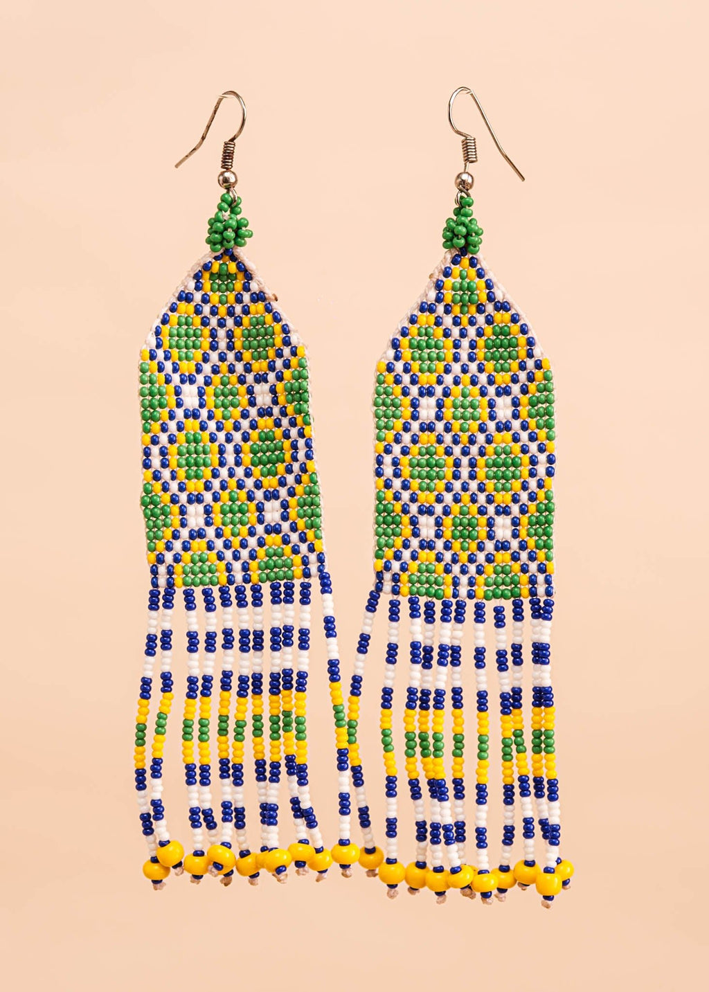 Brincos de miçangas azul, verde e branco feita pelo povo Waurá, artesanato indígena brasileiro