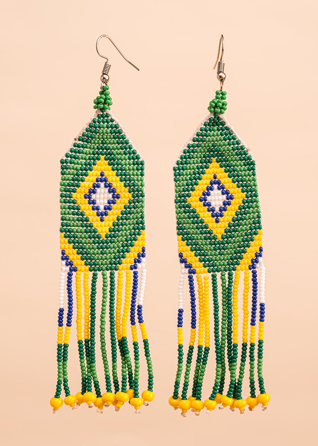 Brincos de miçangas verde e amarelo feita pelo povo Waurá, artesanato indígena brasileiro