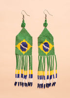 Brincos de miçangas azul, verde e branco feita pelo povo Waurá, artesanato indígena brasileiro