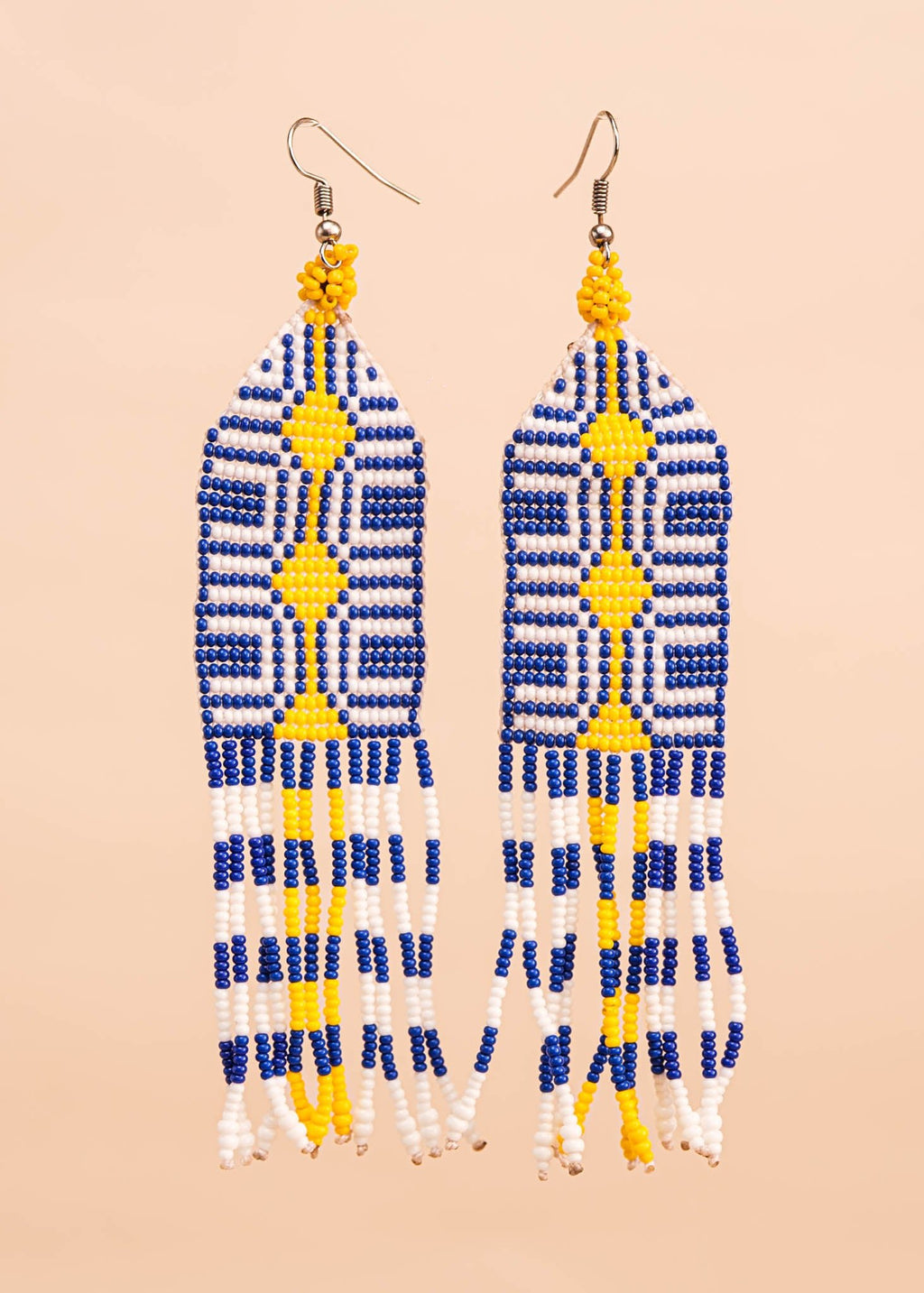 Brincos de miçangas azul, branco e amarelo feita pelo povo Waurá, artesanato indígena brasileiro