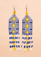 Brincos de miçangas azul, branco e amarelo feita pelo povo Waurá, artesanato indígena brasileiro