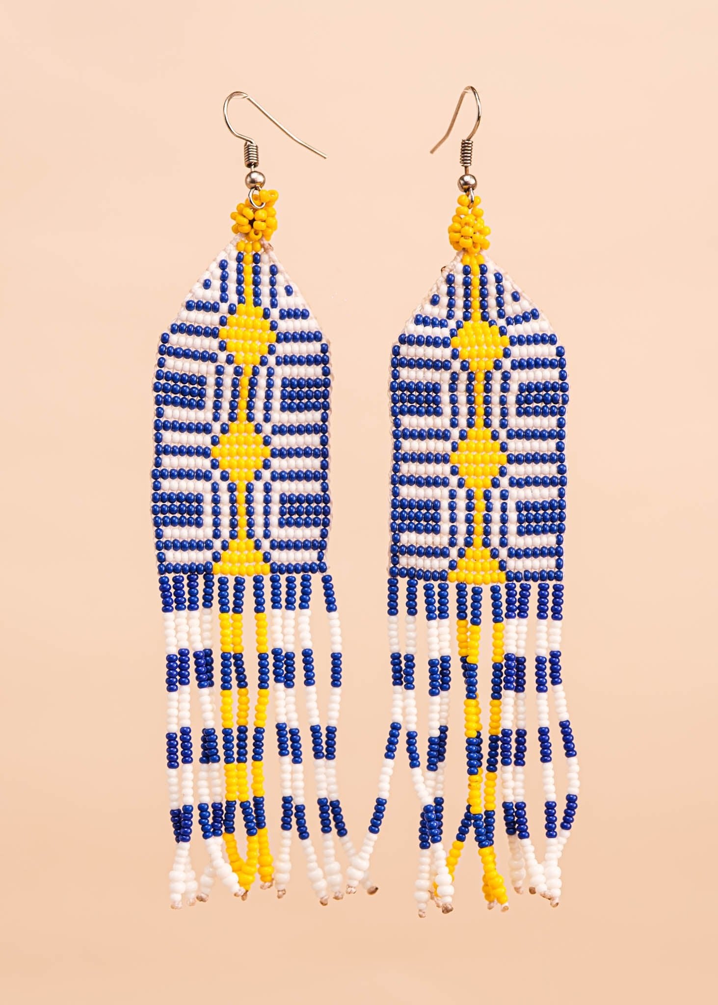 Brincos de miçangas azul, branco e amarelo feita pelo povo Waurá, artesanato indígena brasileiro