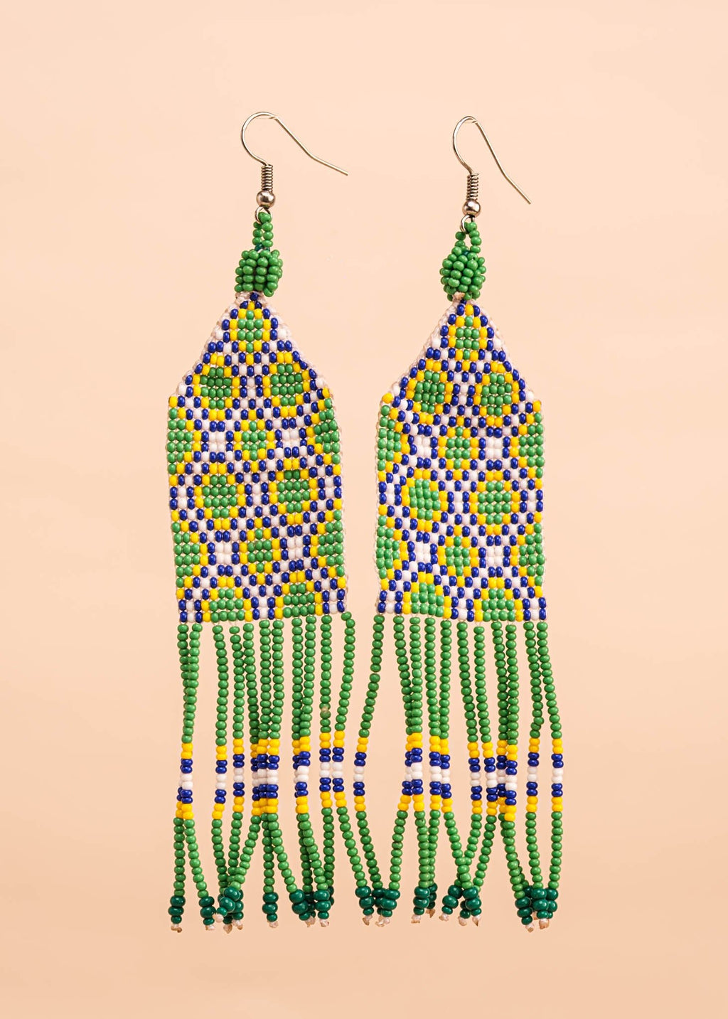 Brincos de miçangas amarelo, verde, azul e branco feita pelo povo Waurá, artesanato indígena brasileiro