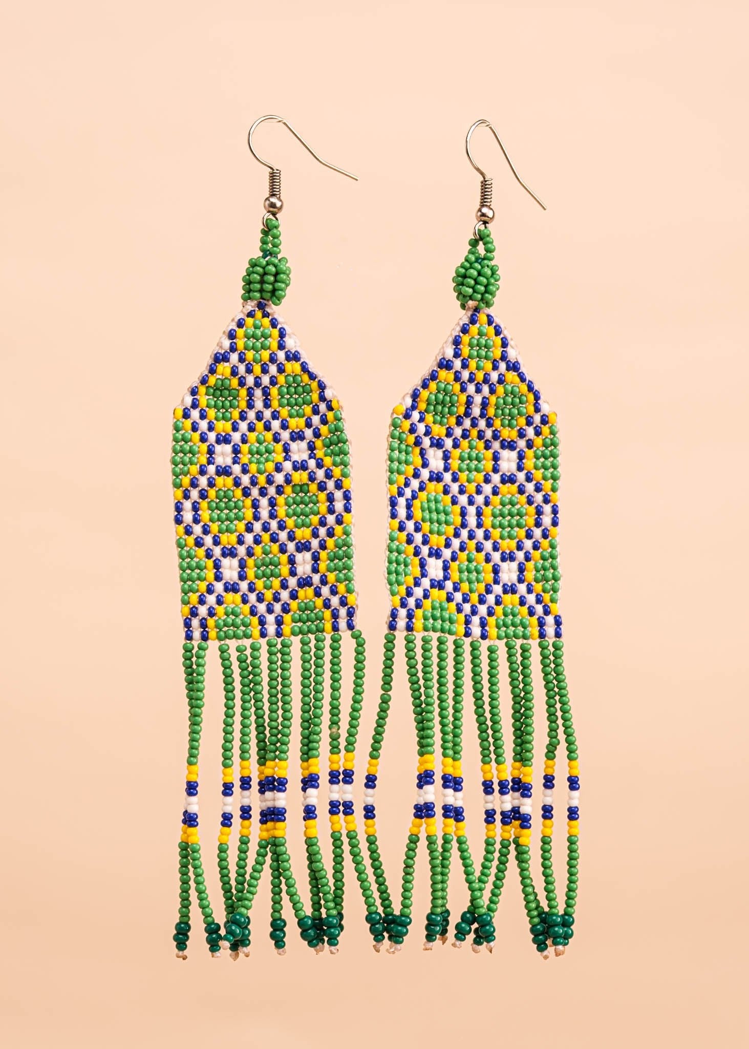Brincos de miçangas amarelo, verde, azul e branco feita pelo povo Waurá, artesanato indígena brasileiro
