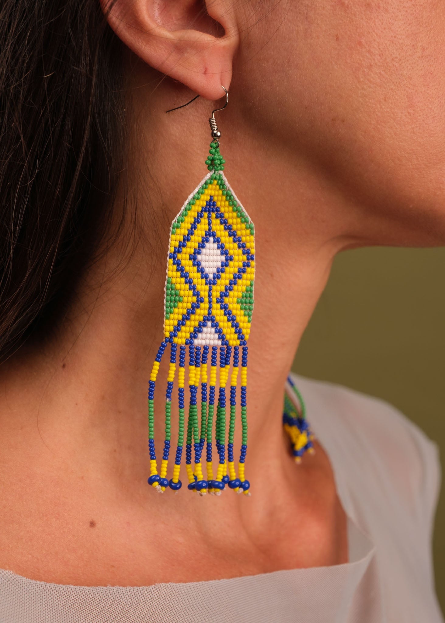 Brincos de miçangas colorida feita pelo povo Waurá, artesanato indígena brasileiro