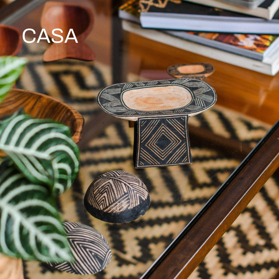 As cestarias, ceramicas, quadros e bancos indígenas são únicas e feitas à mão pelos povos originários do Brasil, a partir de fibras naturais. Os cestos são carregados de força e beleza ancestral. Conheça as artes feitas à mão pelos povos indígenas. Adquira a sua agora com frete grátis acima de R$ 330 para região sudeste!

