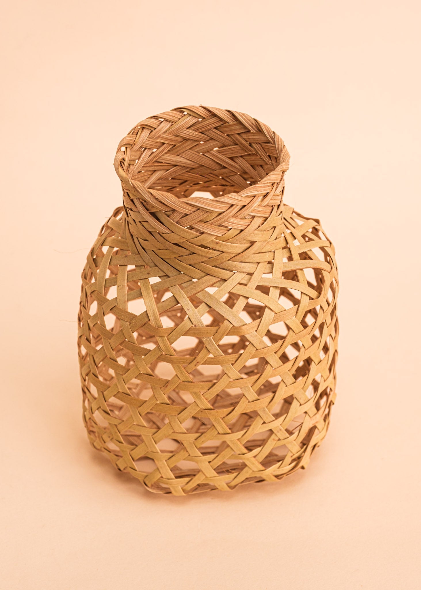 Cesto de palha bege feito pelo povo Kayapó, artesanato indígena brasileiro 