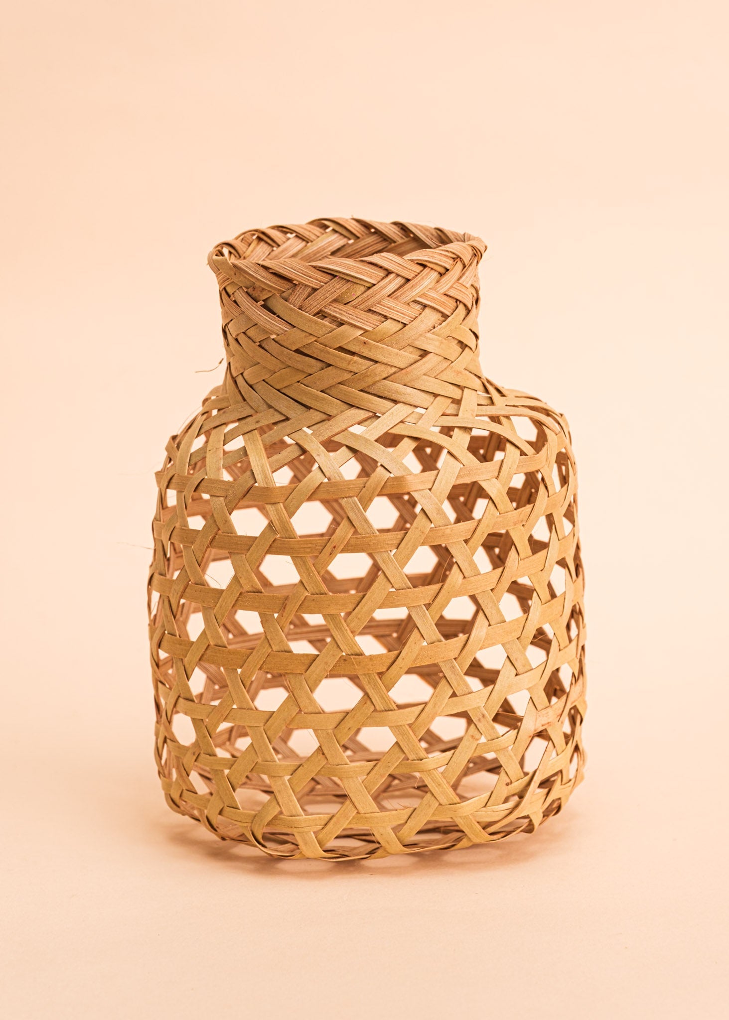 Cesto de palha bege feito pelo povo Kayapó, artesanato indígena brasileiro 