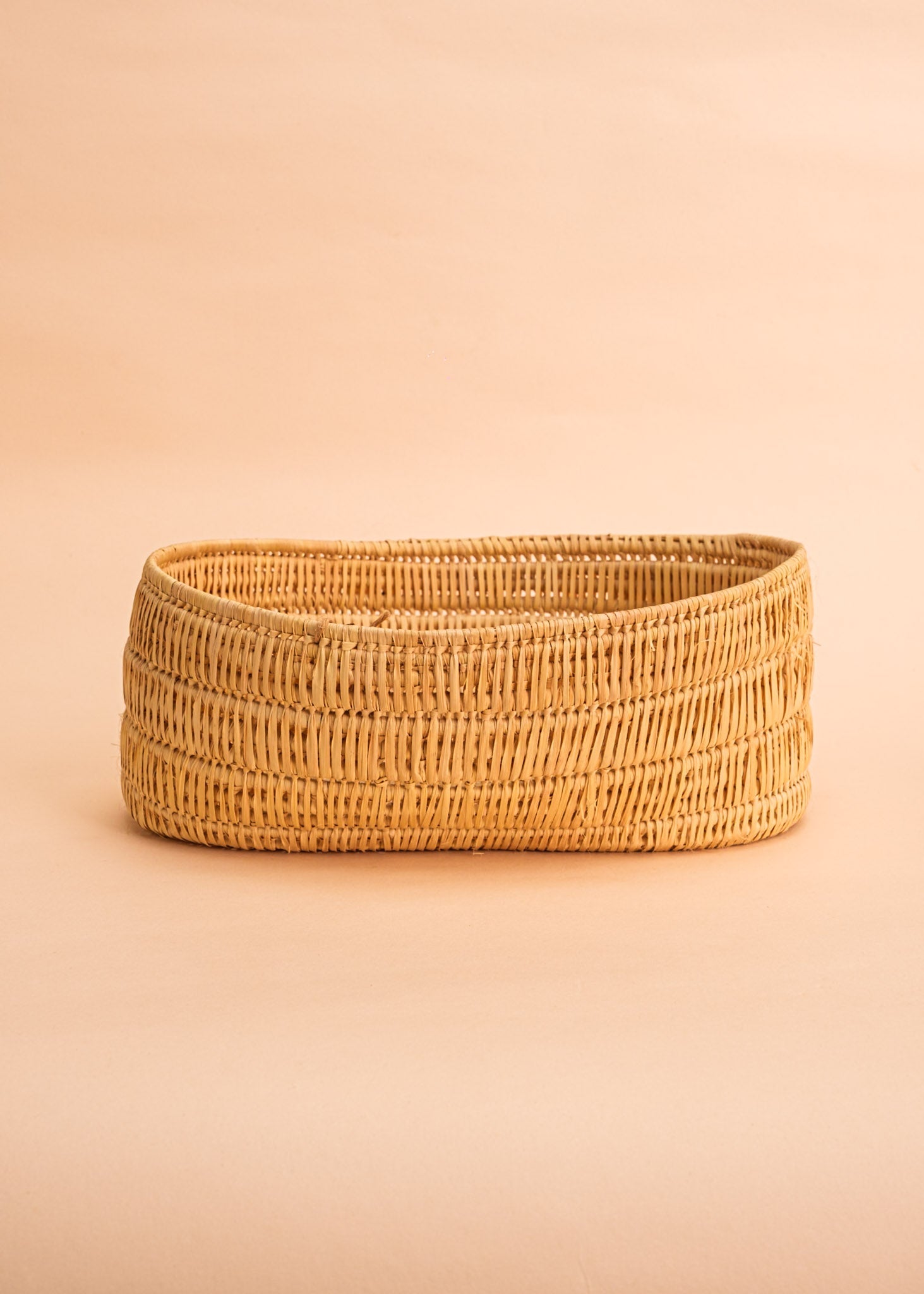 Cesto de buriti bege feito pelo povo Oro Wari, artesanato indígena brasileiro 