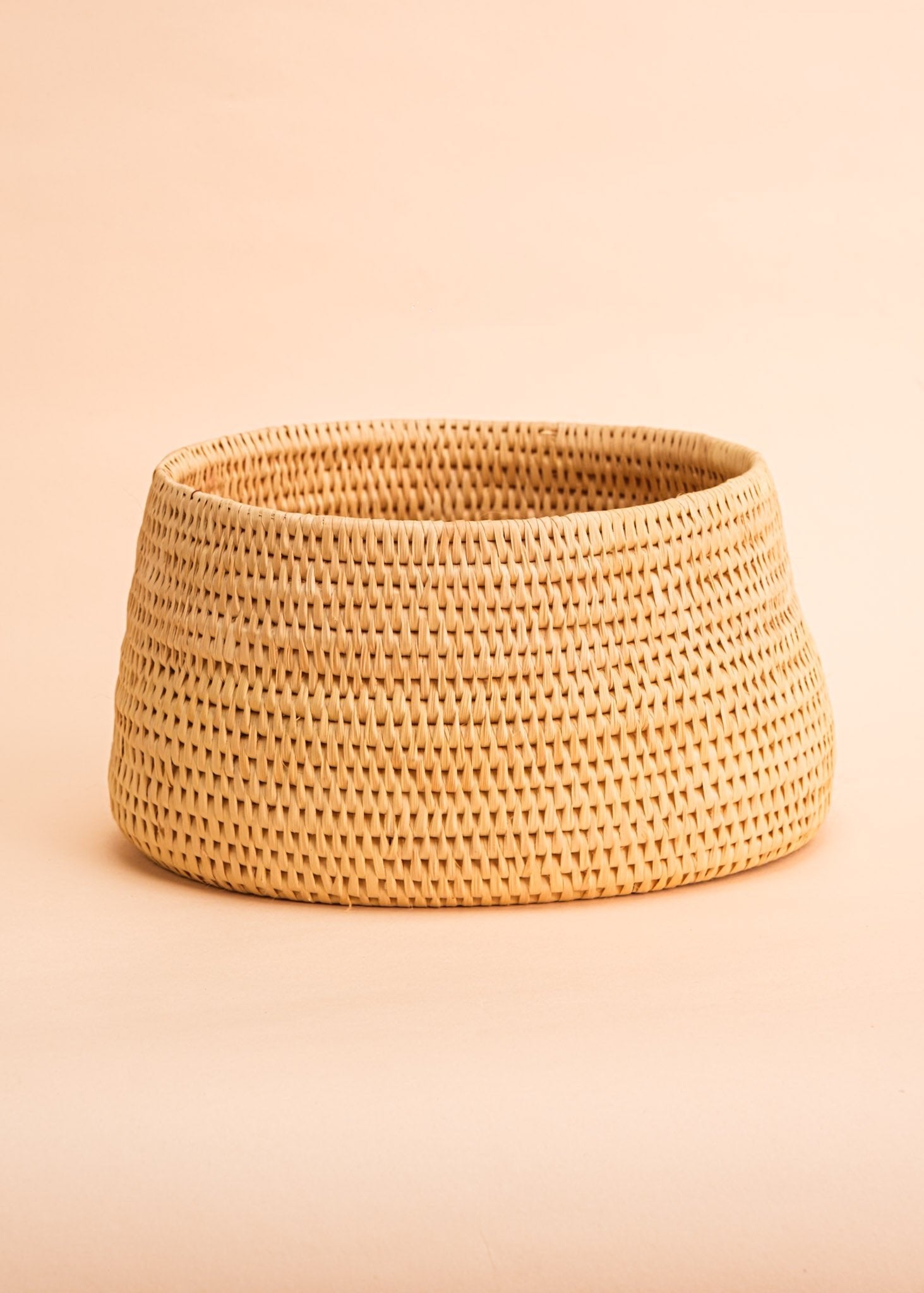 Cesto de fibra de arumã bege e natural feito pelo povo Oro Wari, artesanato indígena brasileiro  Imagem principal do produto