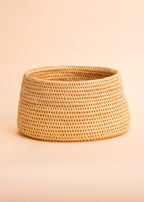 Cesto de fibra de arumã bege e natural feito pelo povo Oro Wari, artesanato indígena brasileiro 