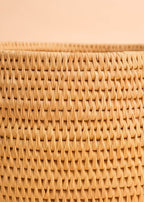 Cesto de fibra de arumã bege e natural feito pelo povo Oro Wari, artesanato indígena brasileiro 