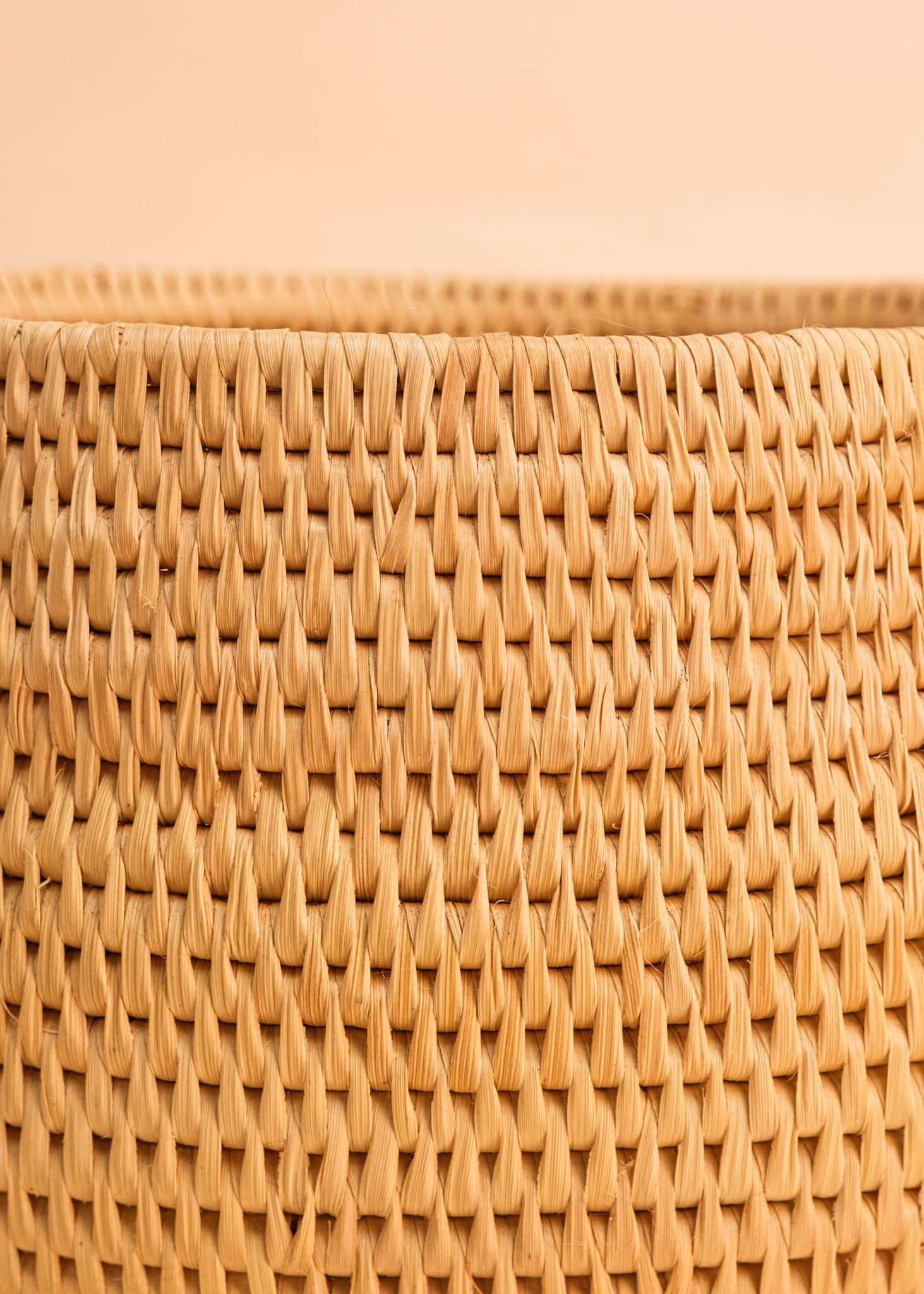 Cesto de fibra de arumã bege e natural feito pelo povo Oro Wari, artesanato indígena brasileiro 