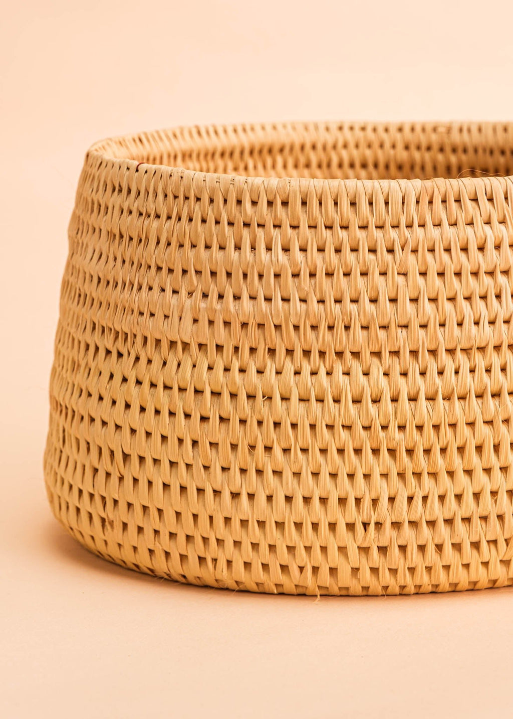 Cesto de fibra de arumã bege e natural feito pelo povo Oro Wari, artesanato indígena brasileiro 