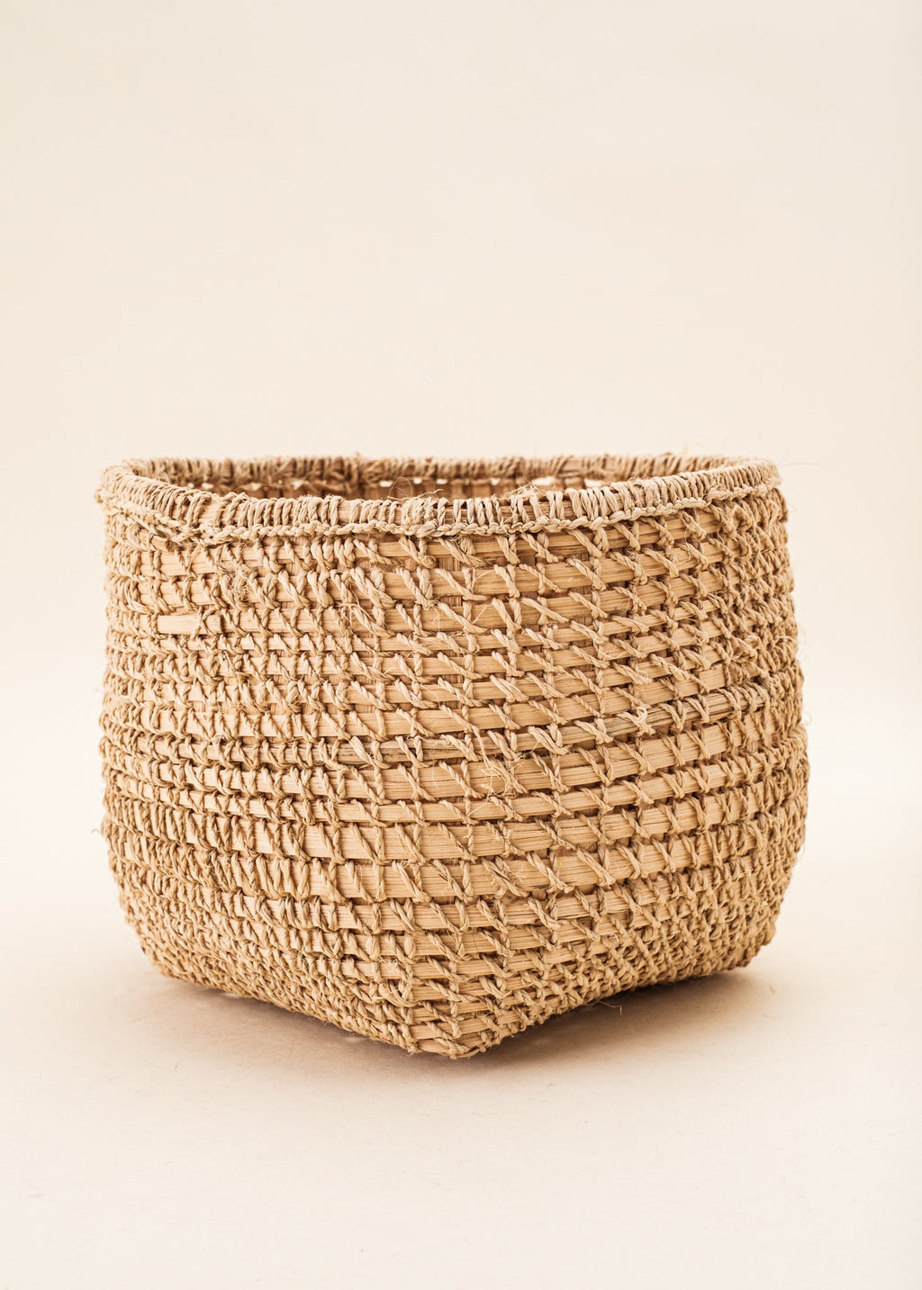 Cesto de fibras bege feito por artesãs do povo Parakanã, artesanato indígena brasileiro 