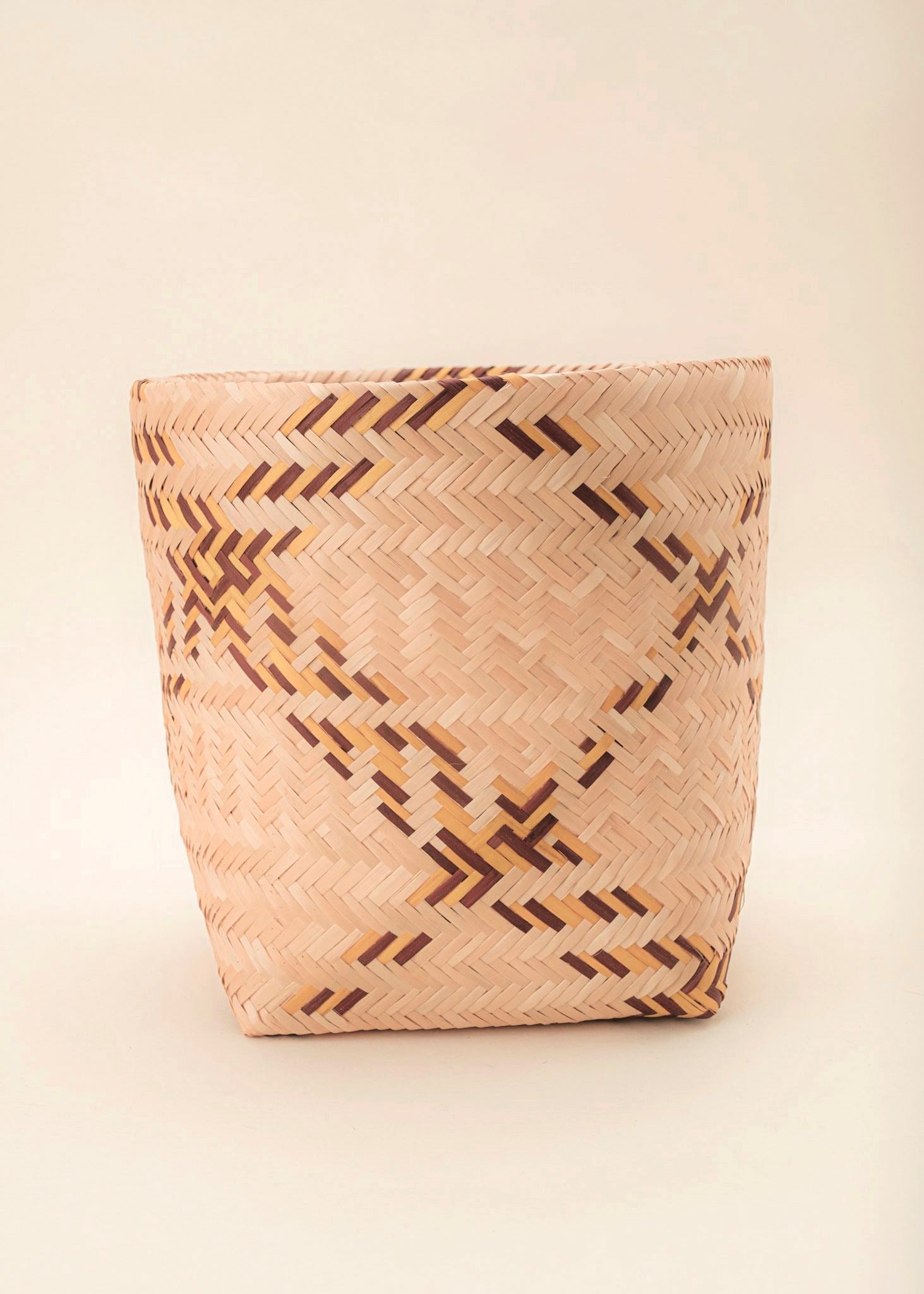 Cesto de fibra de cauaçu bege e amarelo feito por artesãs do Teçume da Amazônia, artesanato indígena brasileiro 