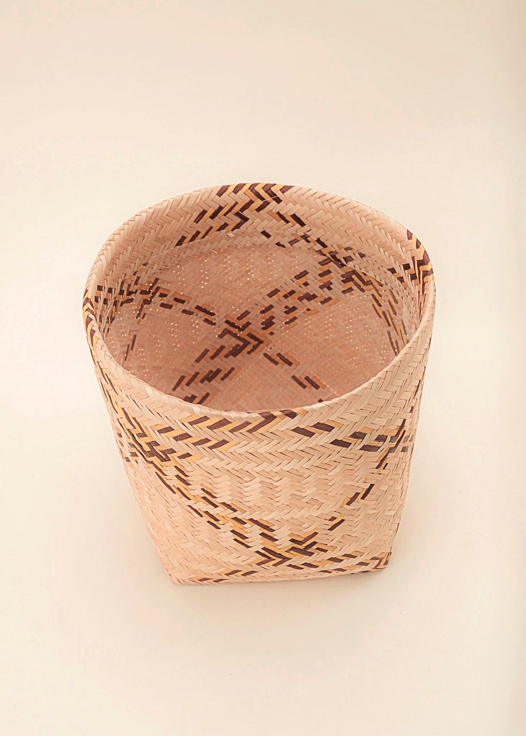 Cesto de fibra de cauaçu bege e amarelo feito por artesãs do Teçume da Amazônia, artesanato indígena brasileiro 