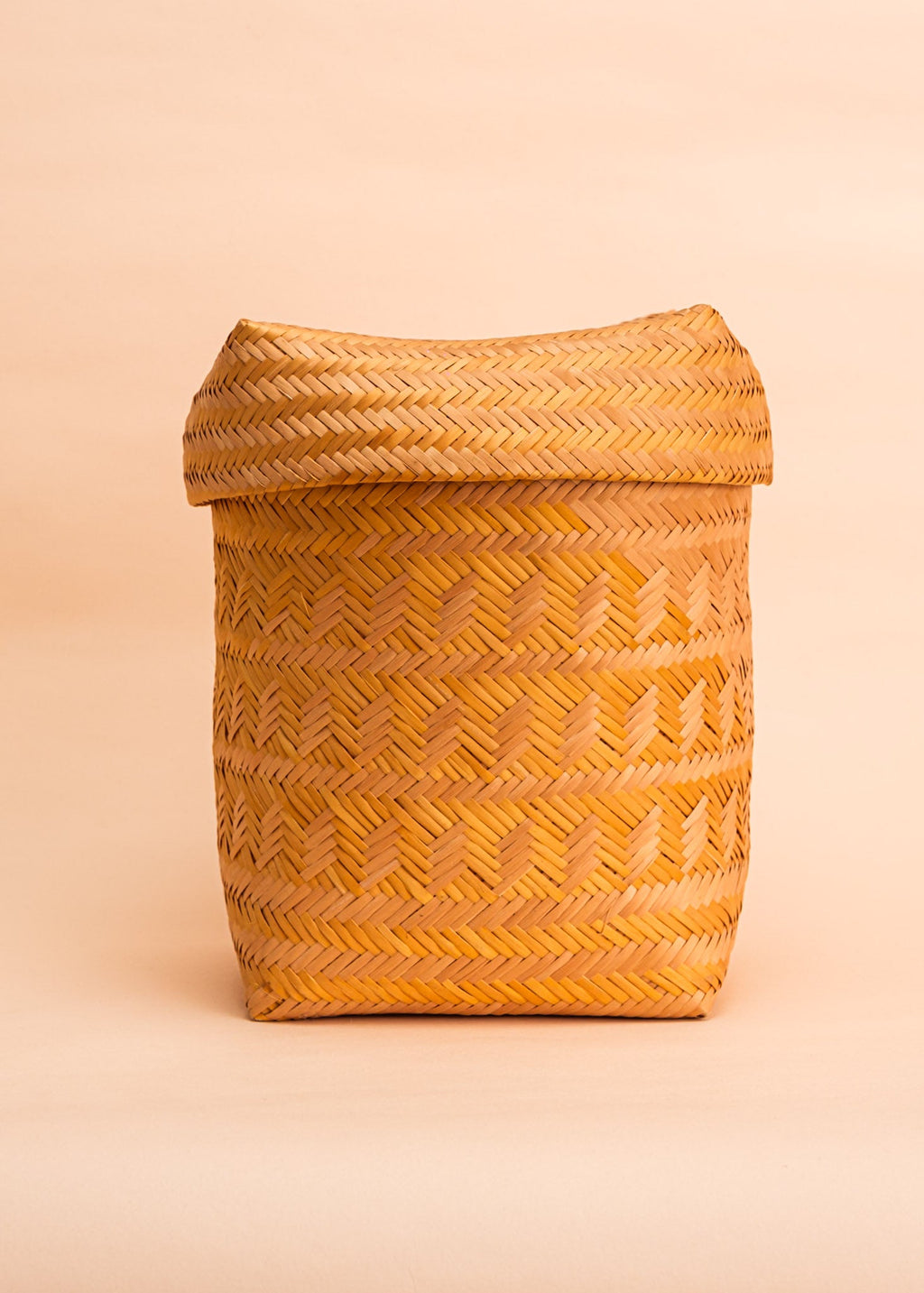 Cesto de fibras amarelo e bege feito por artesãs do Teçume da Amazônia, artesanato indígena brasileiro 