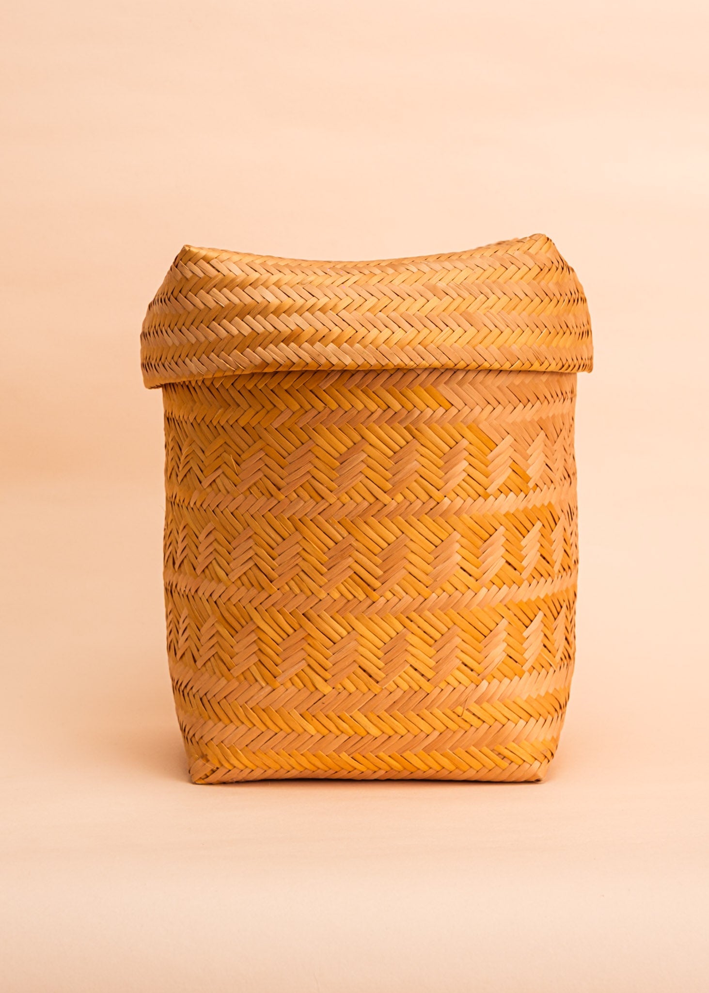 Cesto de fibras amarelo e bege feito por artesãs do Teçume da Amazônia, artesanato indígena brasileiro 