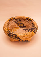 Cesto bege e marrom feito por artesãs do Teçume da Amazônia, artesanato indígena brasileiro 