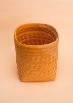 Cesto de fibras amarelo e bege feito por artesãs do Teçume da Amazônia, artesanato indígena brasileiro 