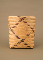Cesto de fibra de cauaçu bege e marrom feito por artesãs do Teçume da Amazônia, artesanato indígena brasileiro 