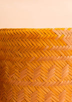 Cesto de fibras amarelo e bege feito por artesãs do Teçume da Amazônia, artesanato indígena brasileiro 