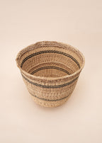 Cesto de fibras bege feito por artesãs do povo Yanomami, artesanato indígena brasileiro 