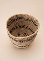 Cesto de fibras bege feito por artesãs do povo Yanomami, artesanato indígena brasileiro 