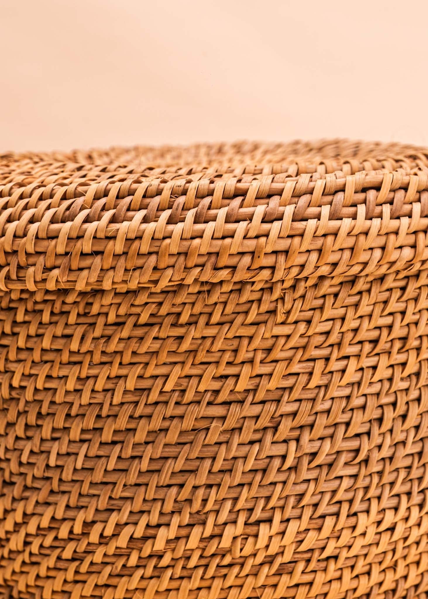 Cesto de fibras bege feito por artesãs do povo Yanomami, artesanato indígena brasileiro 