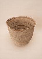 Cesto de fibras bege feito por artesãs do povo Yanomami, artesanato indígena brasileiro 
