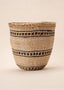 Cesto de fibras bege feito por artesãs do povo Yanomami, artesanato indígena brasileiro 