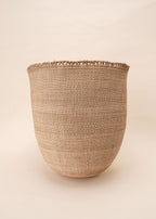 Cesto de fibras bege feito por artesãs do povo Yanomami, artesanato indígena brasileiro 