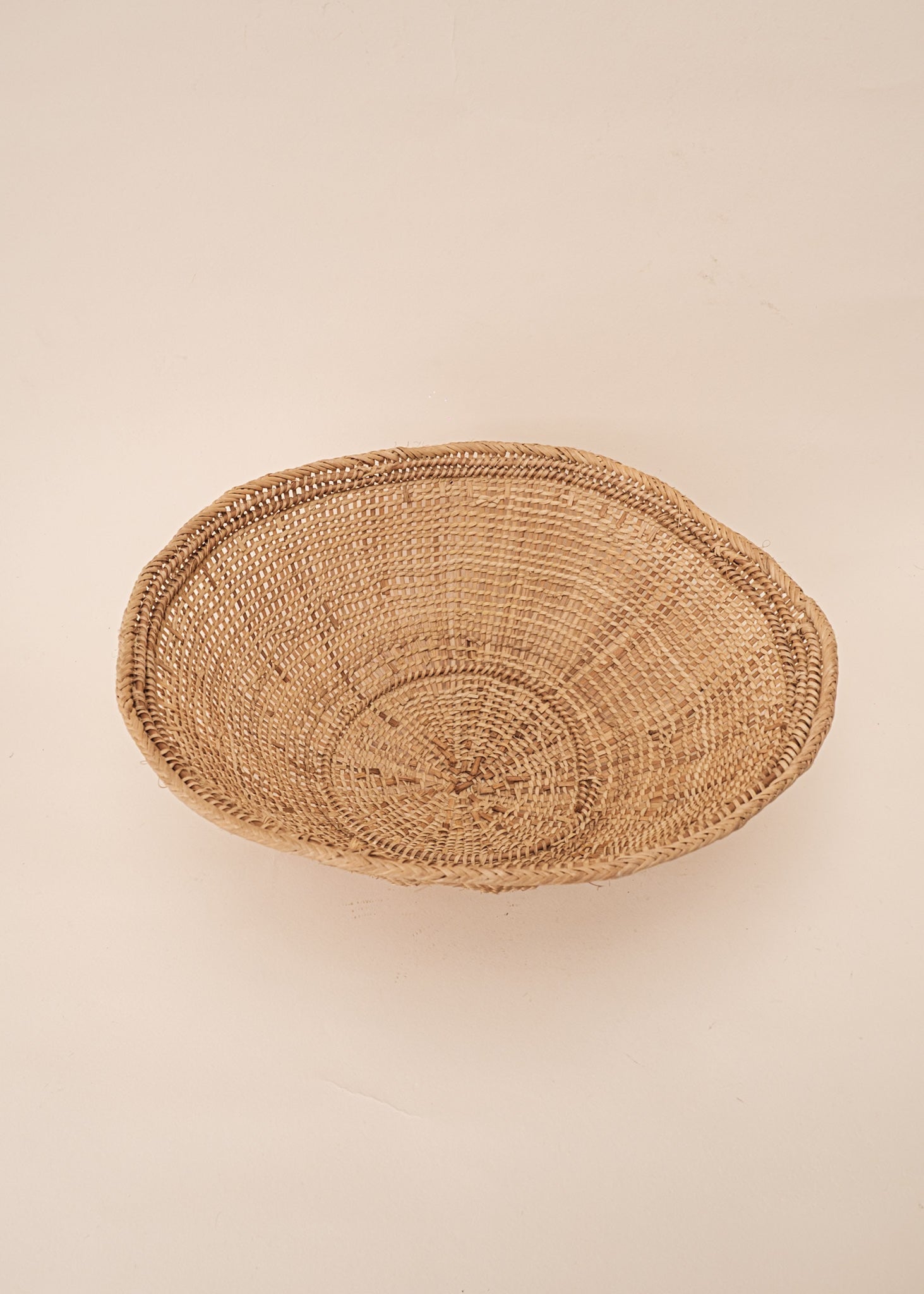 Cesto de fibras bege feito por artesãs do povo Yanomami, artesanato indígena brasileiro 