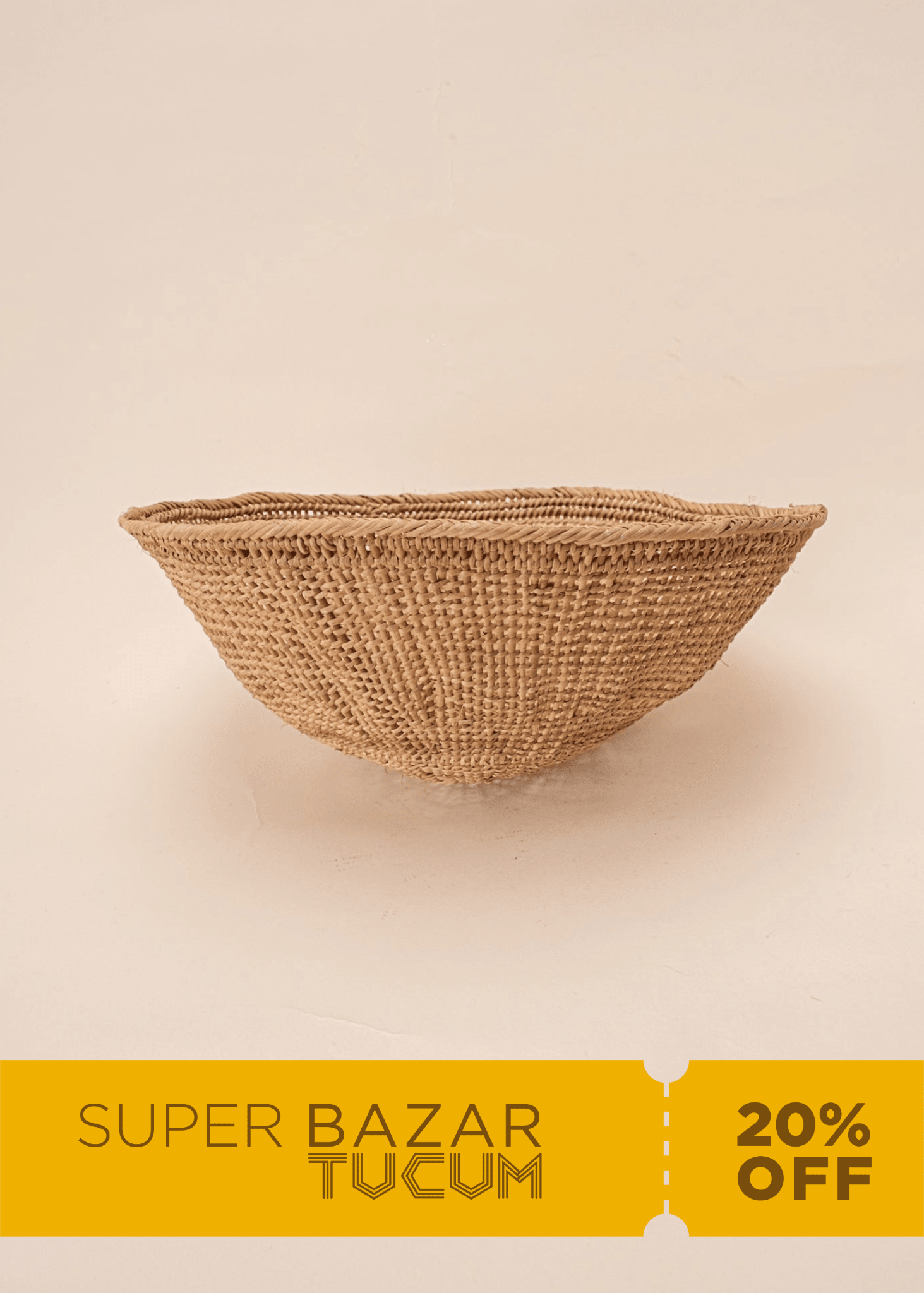 Cesto de fibras bege feito por artesãs do povo Yanomami, artesanato indígena brasileiro  Imagem principal do produto