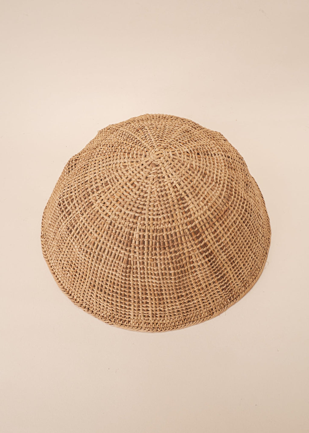 Cesto de fibras bege feito por artesãs do povo Yanomami, artesanato indígena brasileiro 