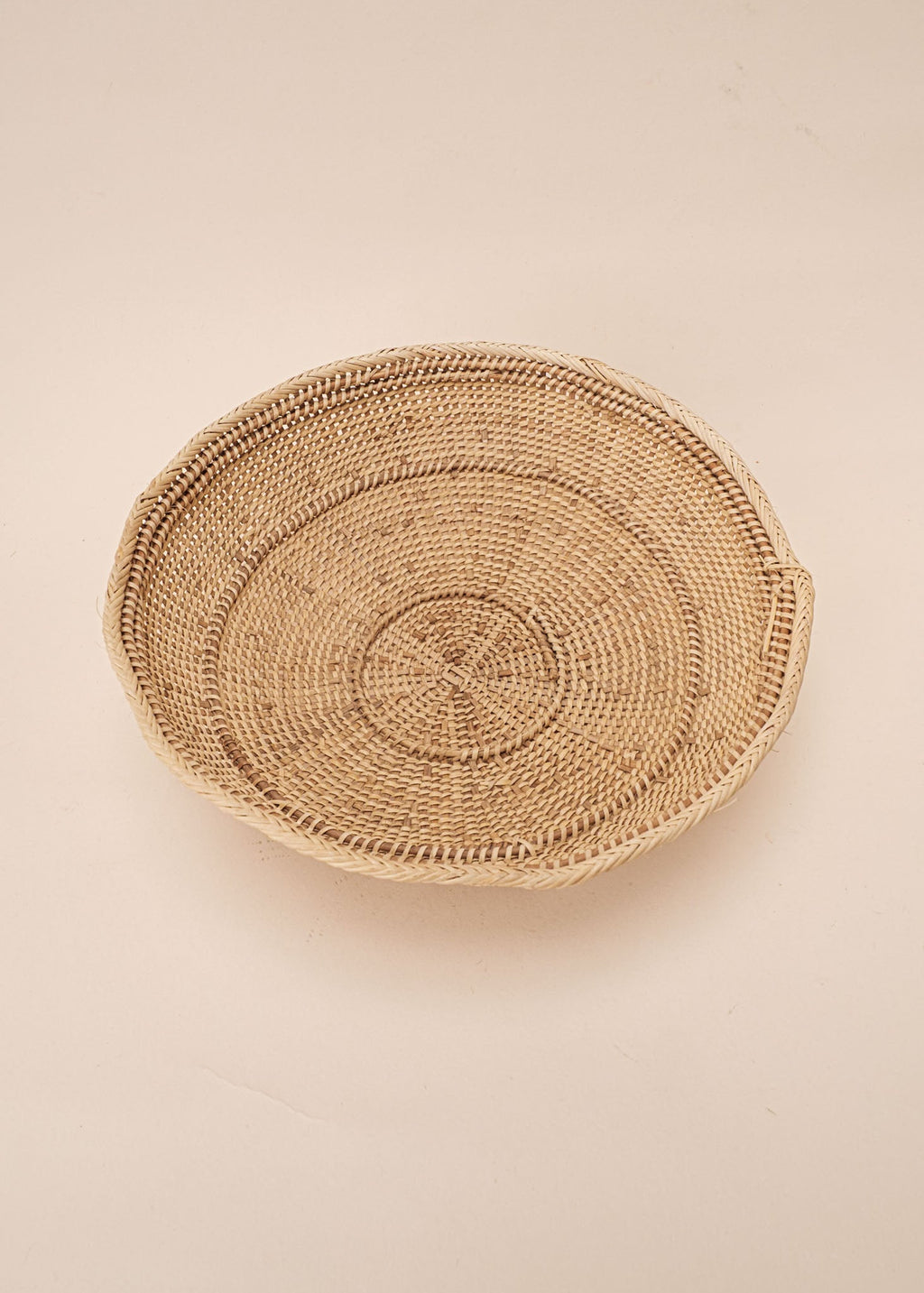 Cesto de fibras bege feito por artesãs do povo Yanomami, artesanato indígena brasileiro 