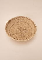 Cesto de fibras bege feito por artesãs do povo Yanomami, artesanato indígena brasileiro 