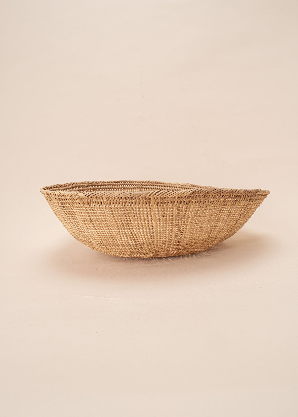 Cesto de fibras bege feito por artesãs do povo Yanomami, artesanato indígena brasileiro 