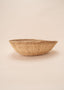 Cesto de fibras bege feito por artesãs do povo Yanomami, artesanato indígena brasileiro 