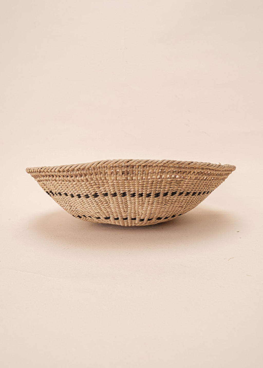 Cesto de fibras bege feito por artesãs do povo Yanomami, artesanato indígena brasileiro 