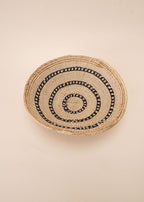 Cesto de fibras bege feito por artesãs do povo Yanomami, artesanato indígena brasileiro 