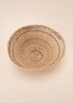 Cesto de fibras bege feito por artesãs do povo Yanomami, artesanato indígena brasileiro 